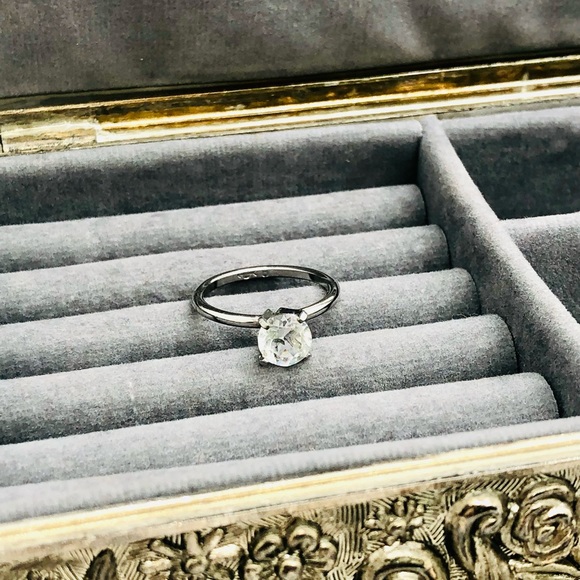 Vintage Clear Crystal Solitaire Uncas Ring - Picture 6 of 13